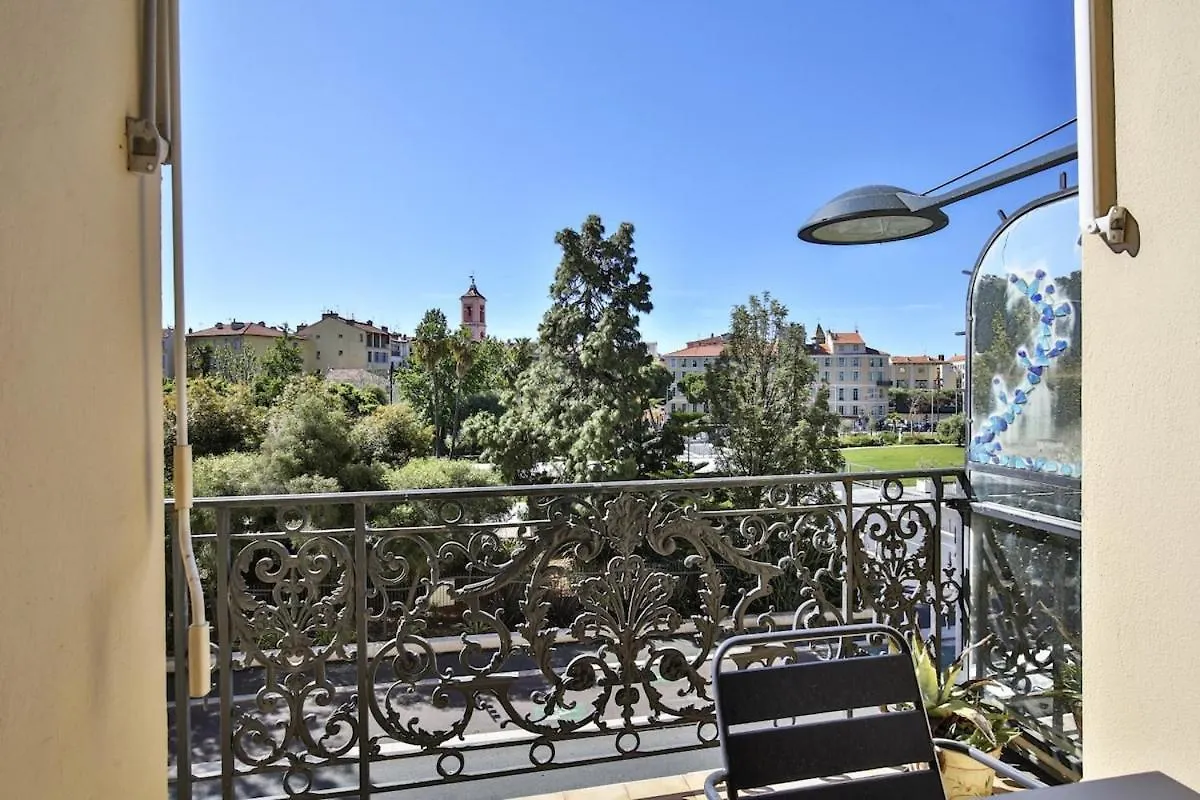 Balcon Vue Coulee Verte. Luxe Plein Coeur De Nice